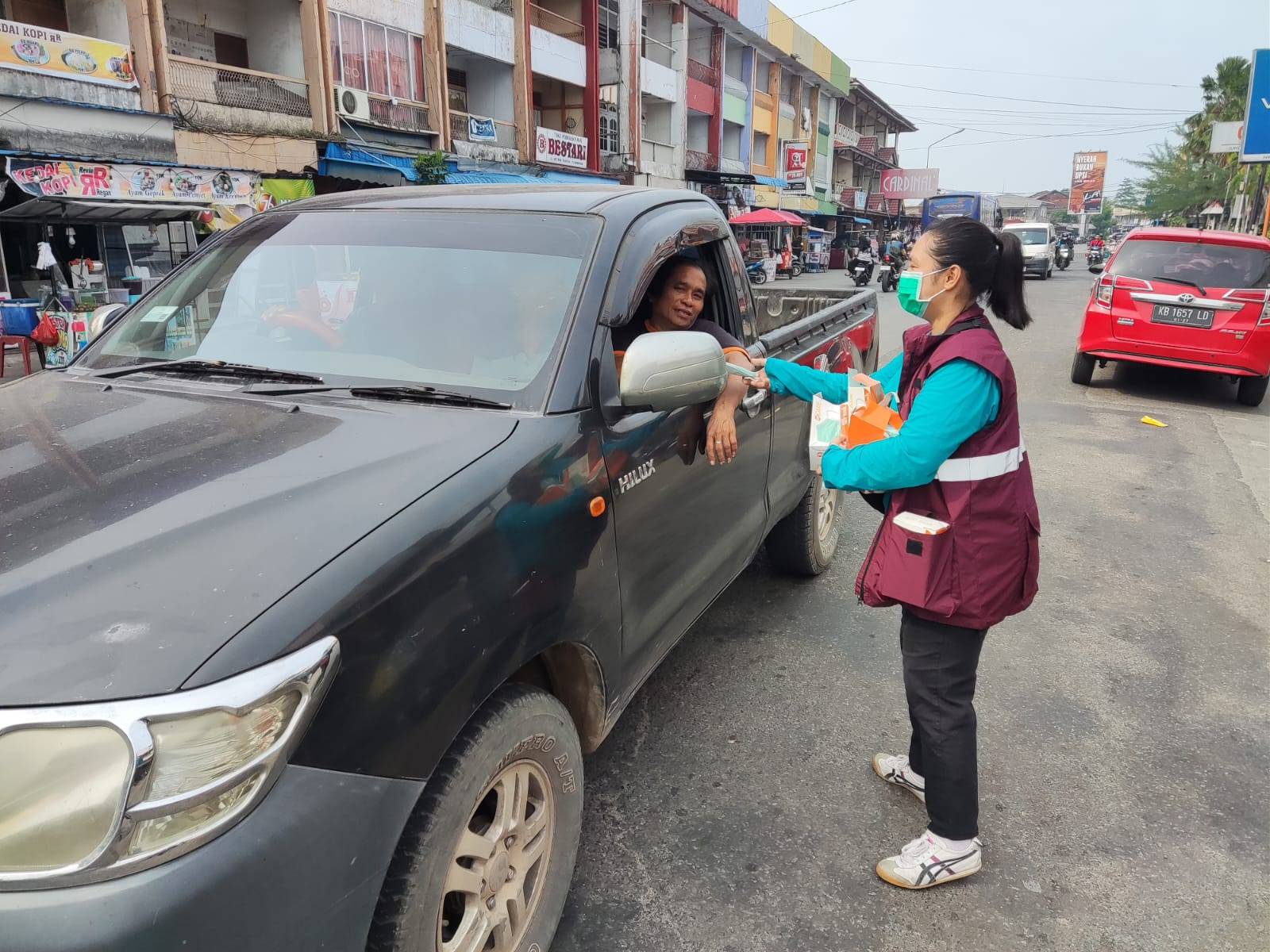 TIM KESEHATAN MEMBAGIKAN MASKER KEPADA MASYARAKAT SAAT TERJADI KABUT ASAP 